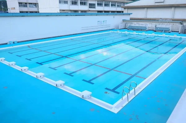 高知市立長浜小学校の4年男児が溺死　南海中学校プールでの水泳授業にて